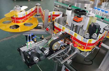 高速圓瓶調(diào)味料瓶貼標(biāo)機(jī)