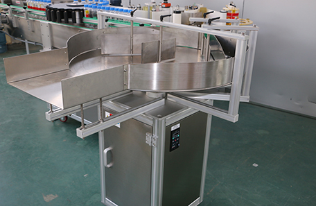 高速圓瓶調(diào)味料瓶貼標(biāo)機(jī)