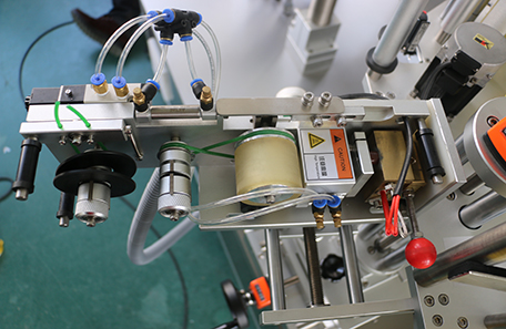 雙面兼圓瓶貼標機