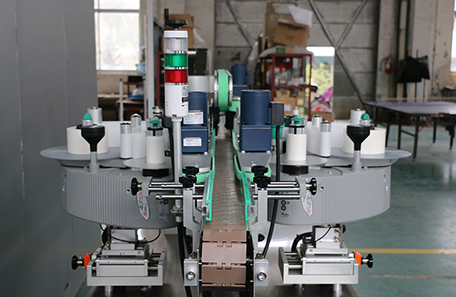 牛奶瓶雙面貼標(biāo)機(jī)