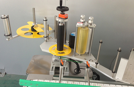 紙箱平側面貼標機