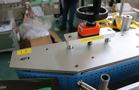 全自動圓瓶貼標(biāo)機(jī)